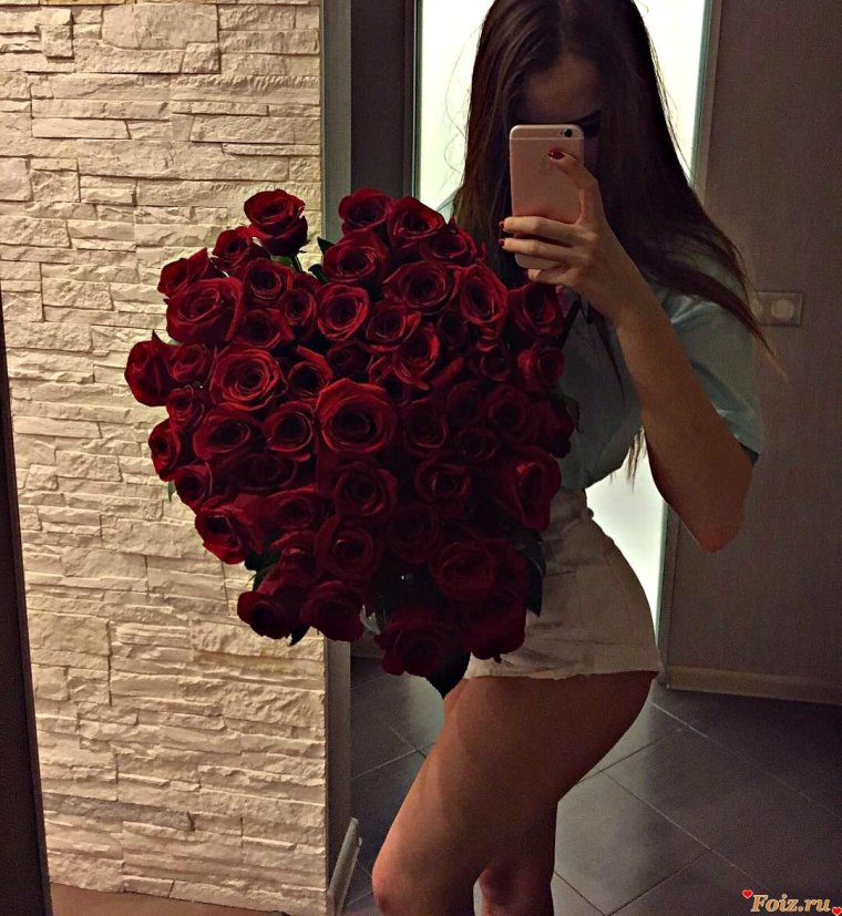 Брюнетка с букетом цветов