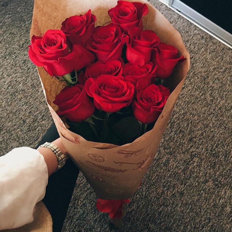 Цветы в руках у девушки