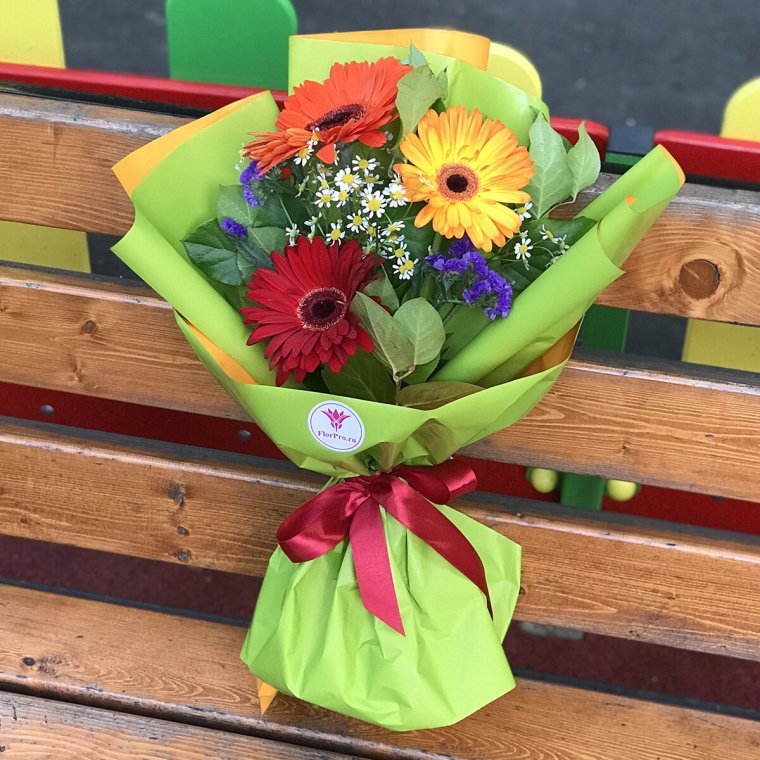 Первоклашки с корзинками цветов