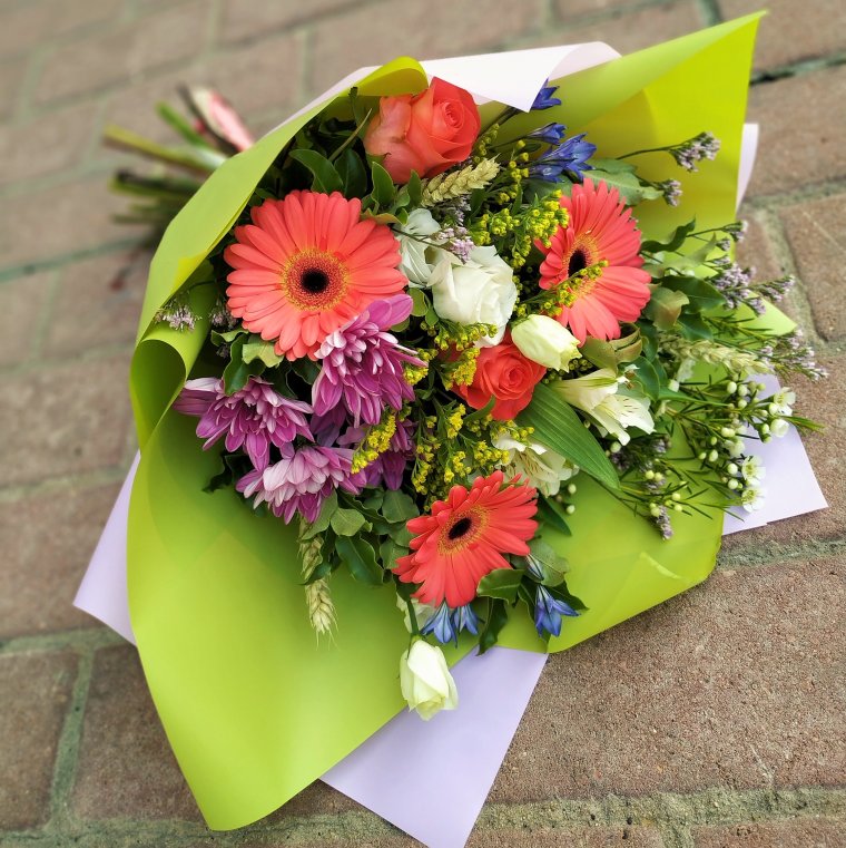 Первоклашка с цветами