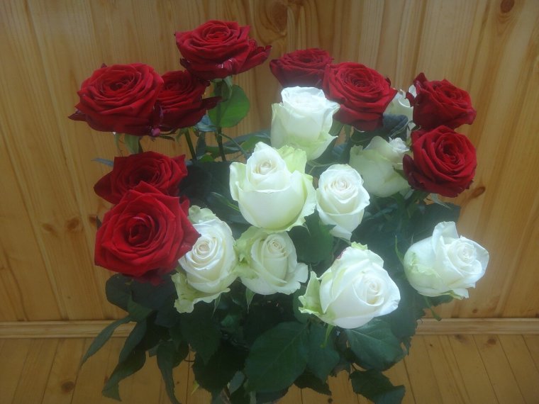 Розовые розы в вазе дома