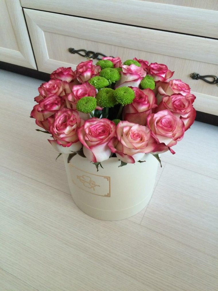 Букет цветов на столе