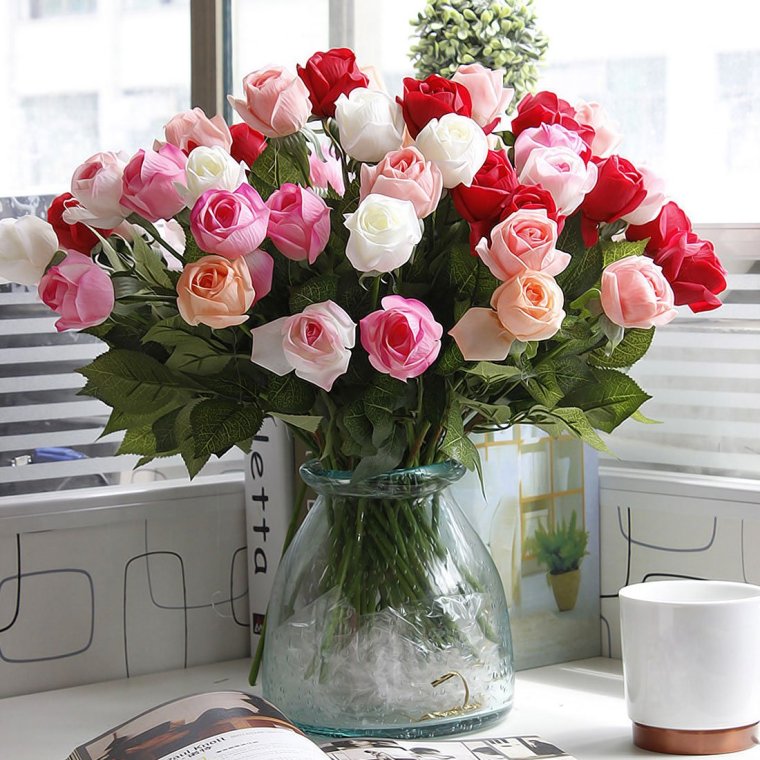 Розовые розы в вазе