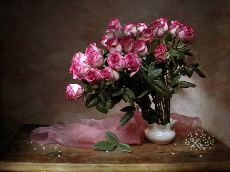 Красивый букет роз в вазе