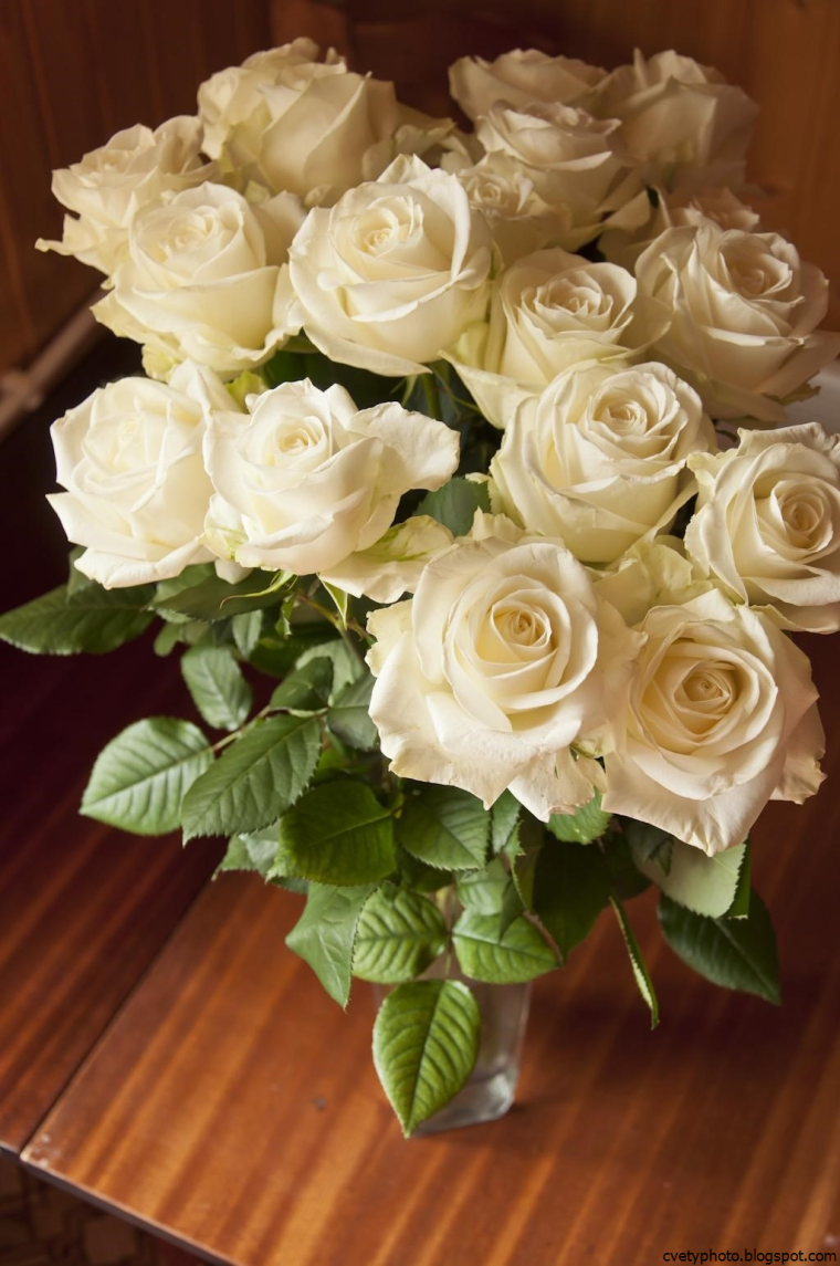 Букет роз на столе