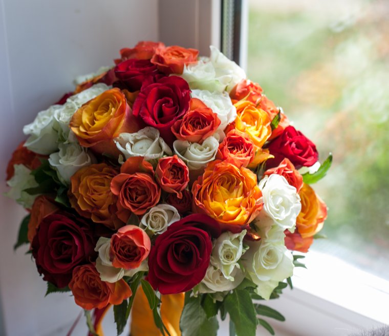 Букет роз на столе