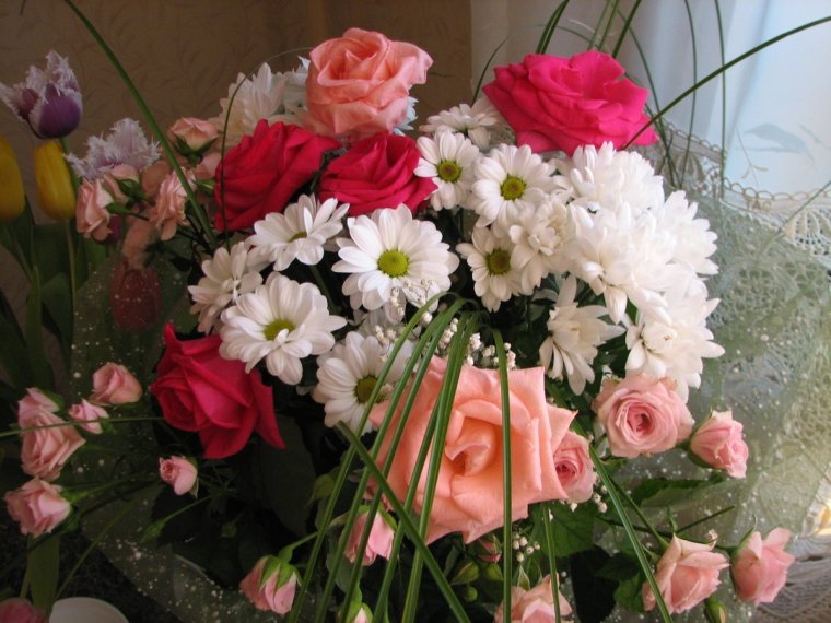 Розы в вазе на окне