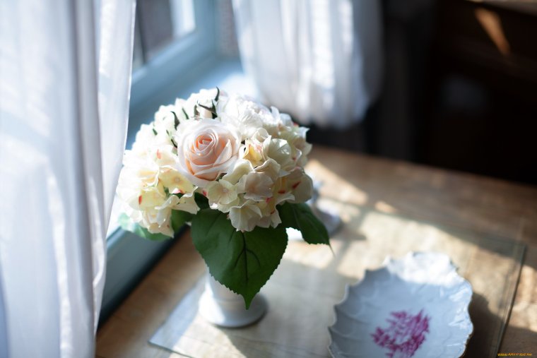 Ваза на подоконнике