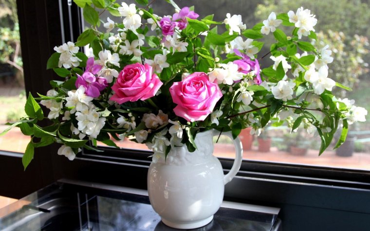 Букет цветов на столе