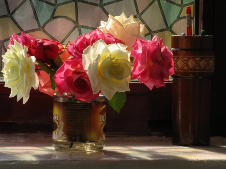 Букет роз в вазе на столе