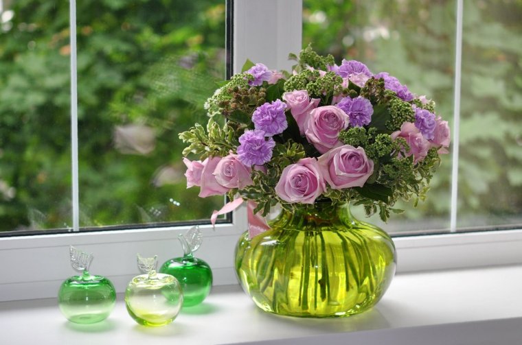 Розы в вазе на подоконнике