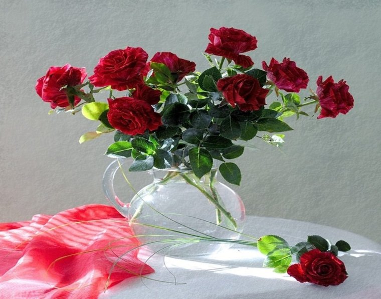 Букет роз на подоконнике реальные