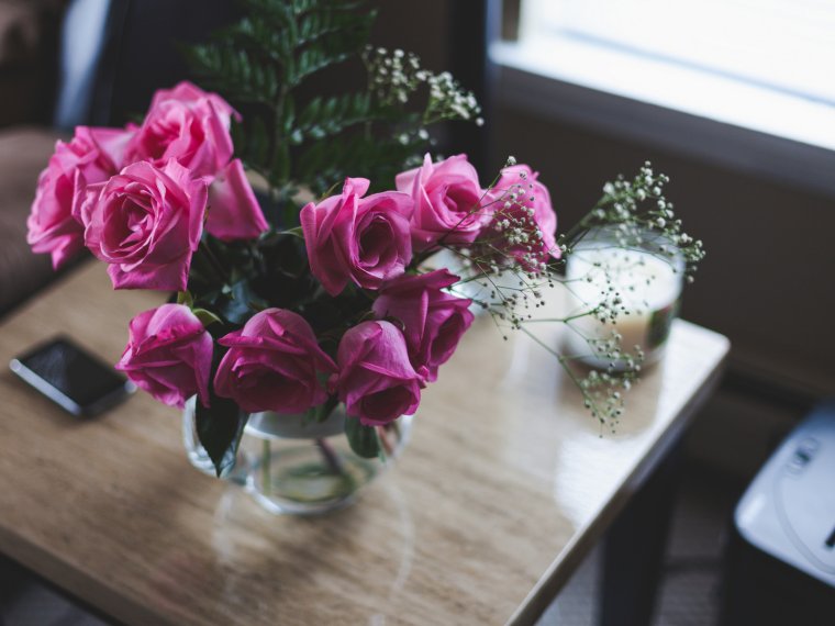 Букет красных роз на окне