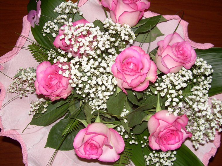 Букет цветов на кровати