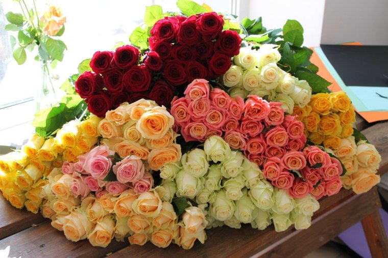 Много букетов цветов