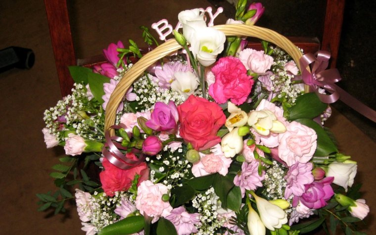 Корзина цветов на столе