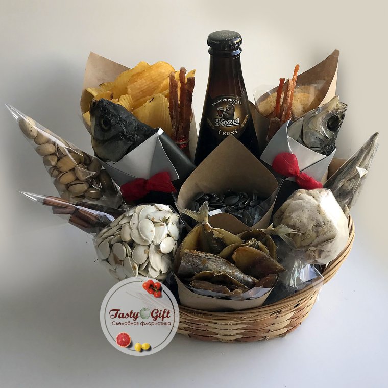 Мужской букет с пивом и рыбой в коробке