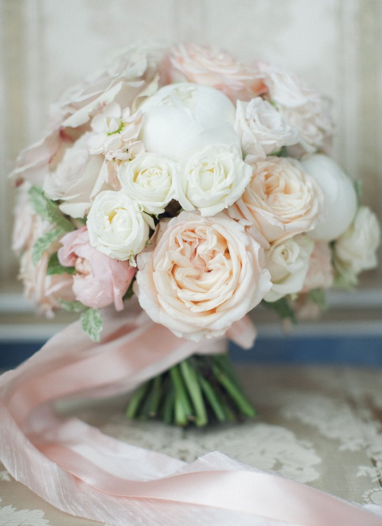 Нежный букет невесты с пионами