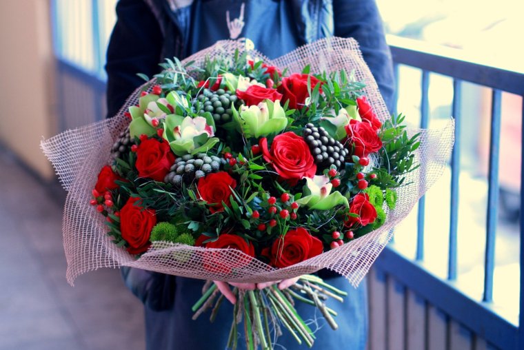 Курьер с букетом цветов