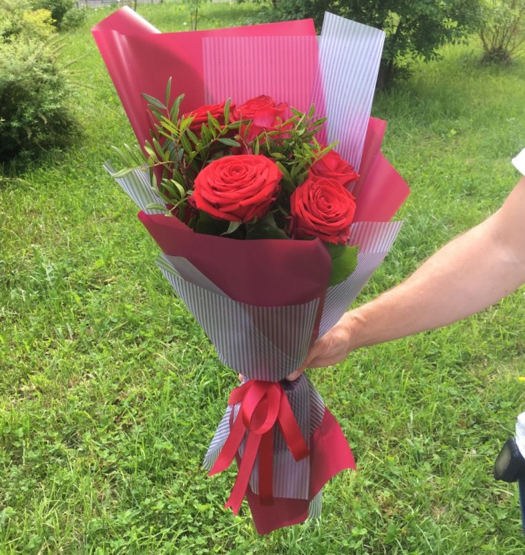 Красиво упаковать букет из 5 роз