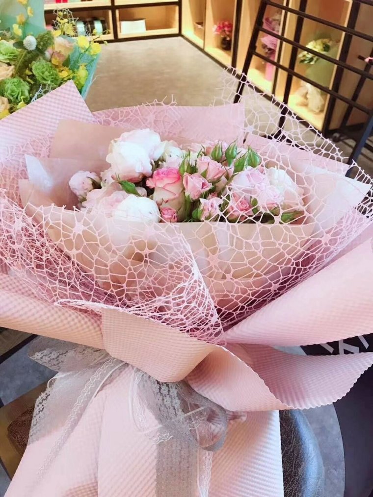 Упаковка букета в бумагу