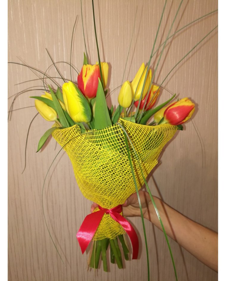 Букет тюльпанов в сетке