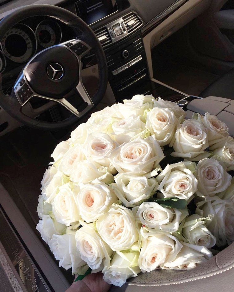 Букет белых роз в машине