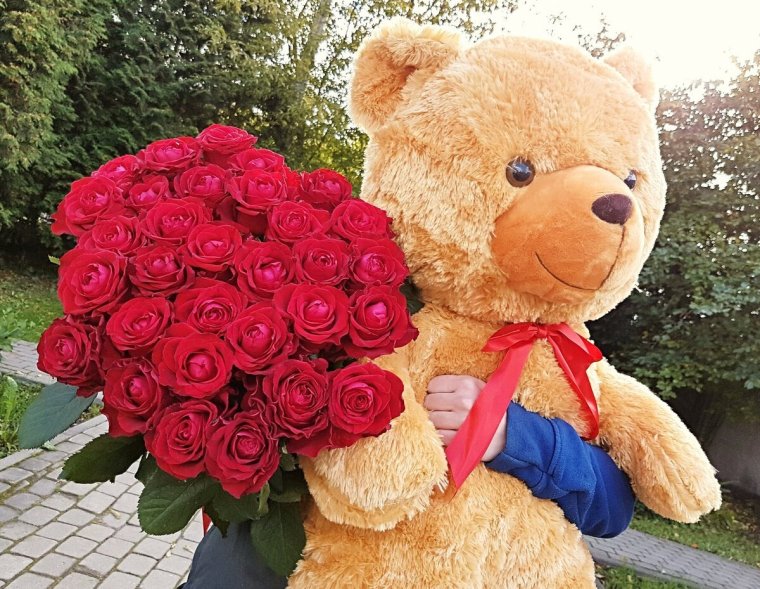 Плюшевый мишка с цветами