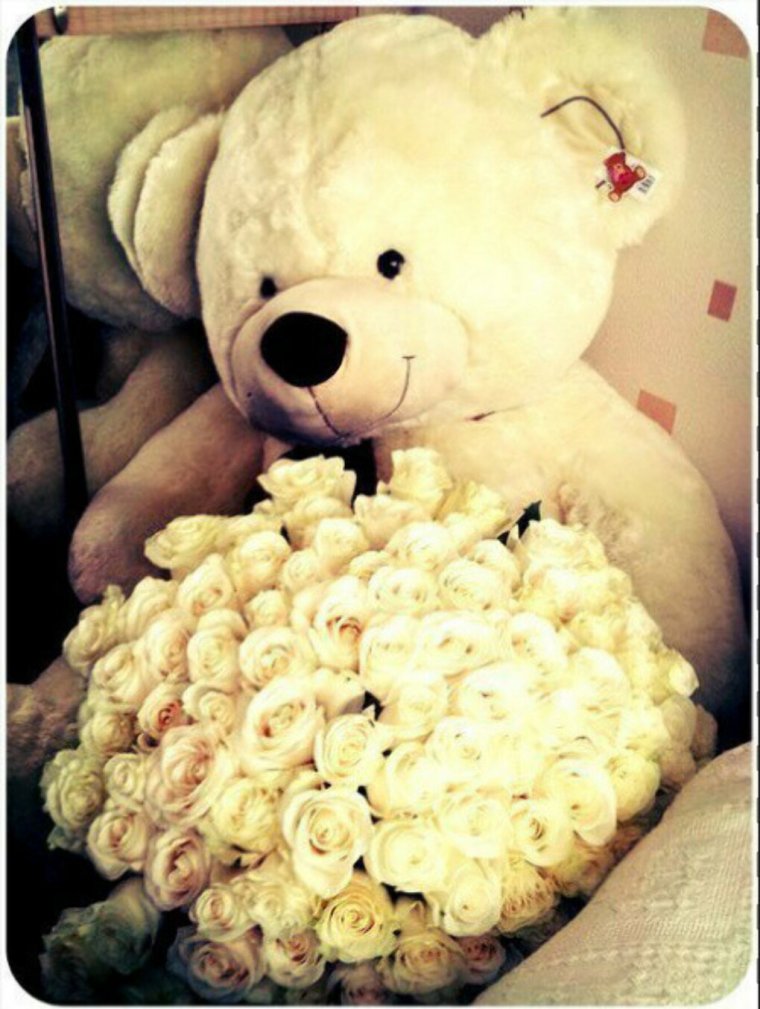 Большой букет роз и мишка