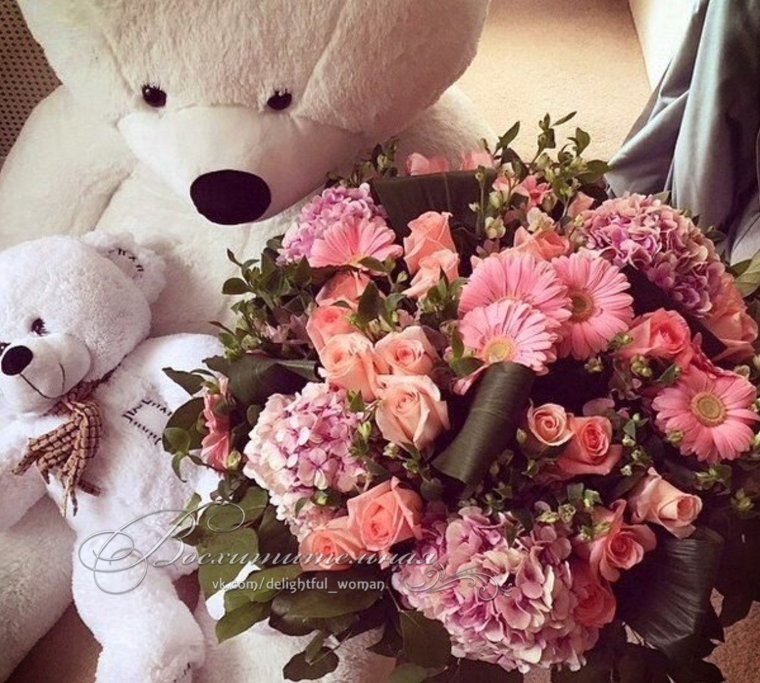 Мишка с букетом цветов