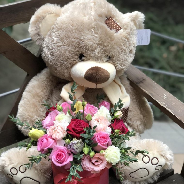 Плюшевый медведь с цветами