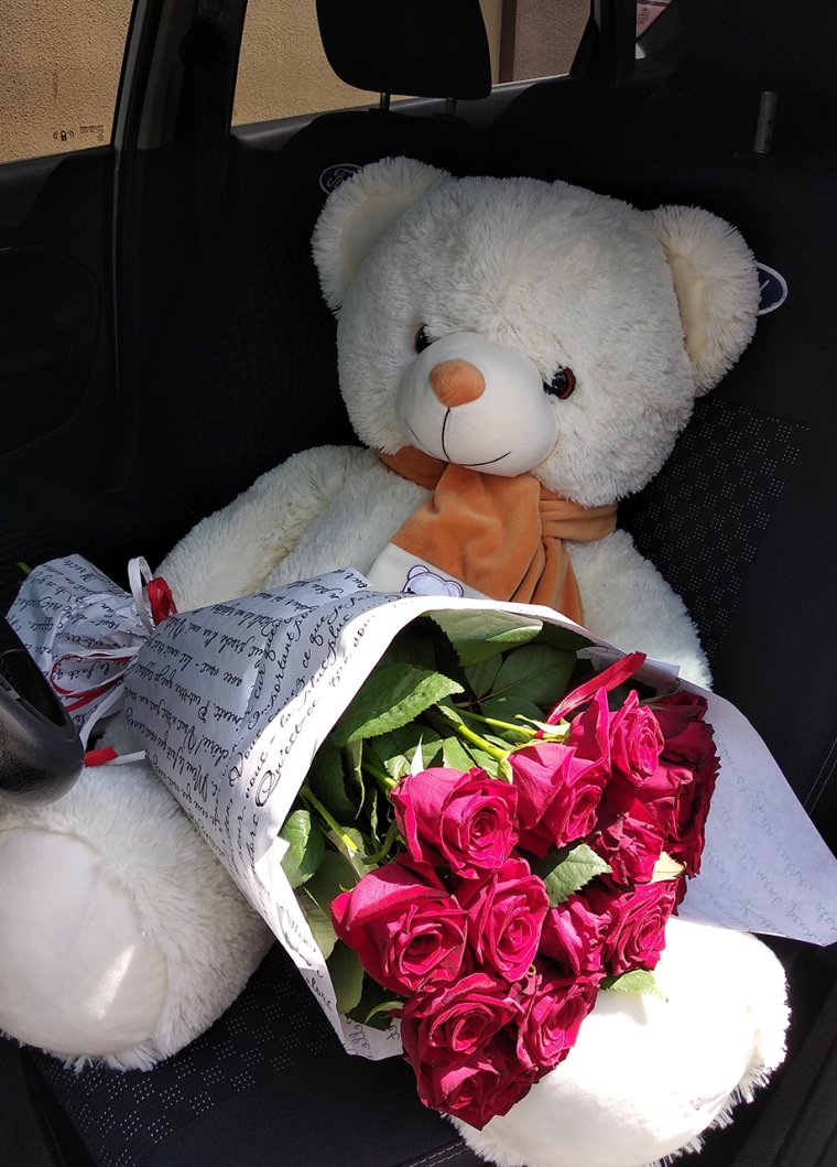 Большой медведь с цветами