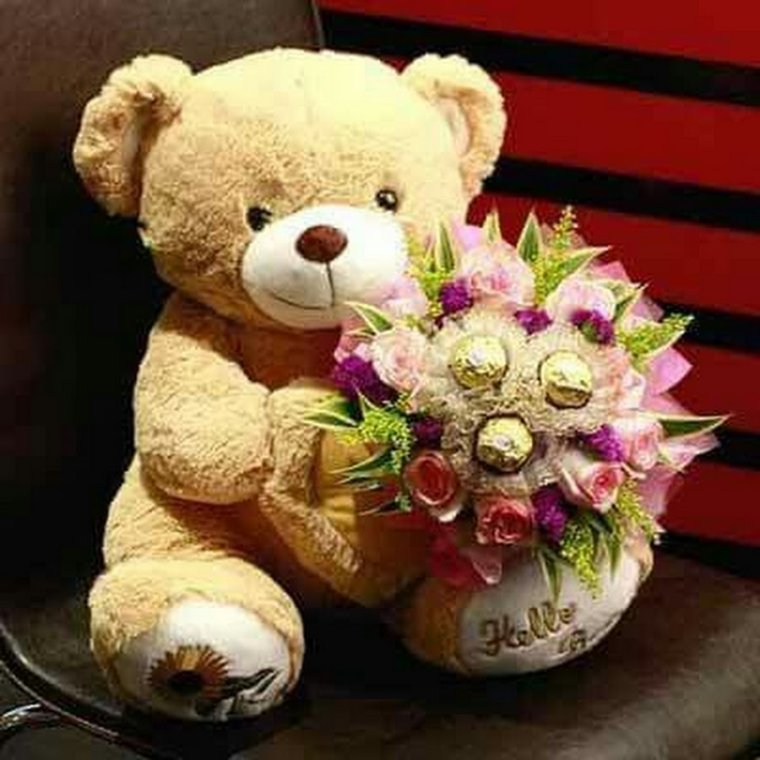 Красивый Медвежонок с цветами
