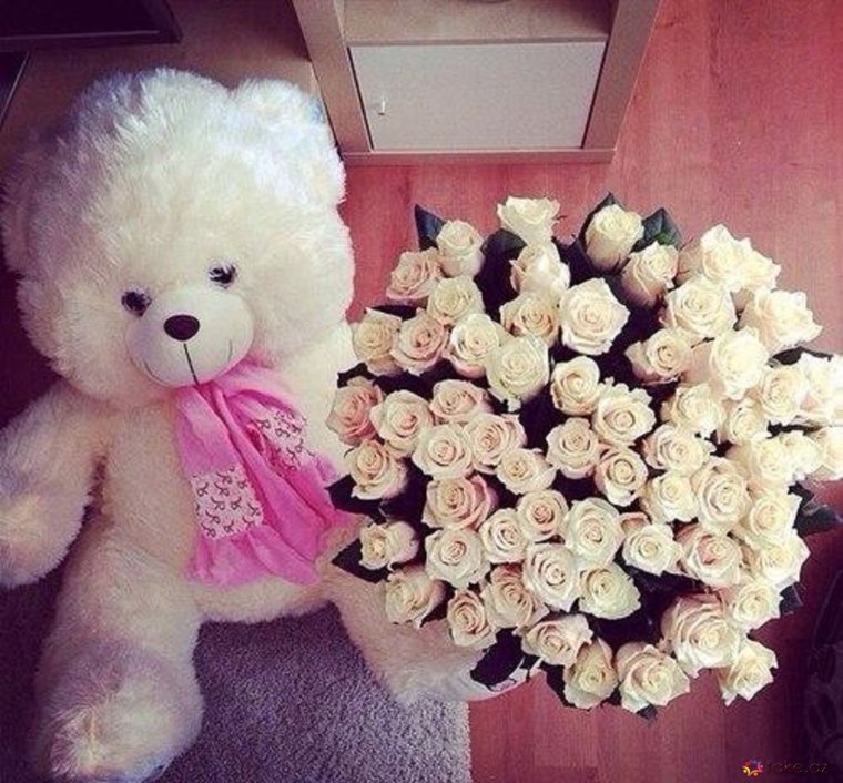 Красивый мишка с цветами