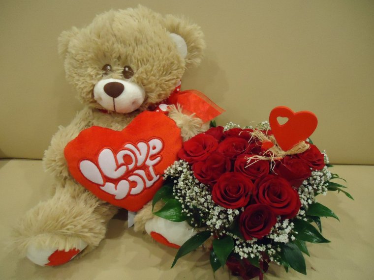Красивый мишка с цветами