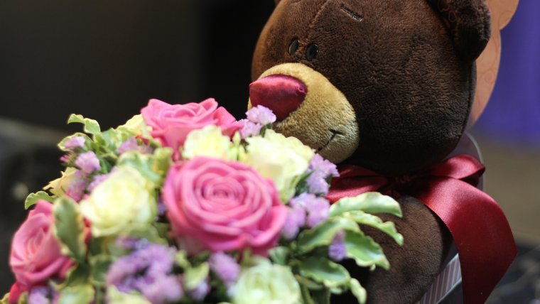 Красивый мишка с цветами