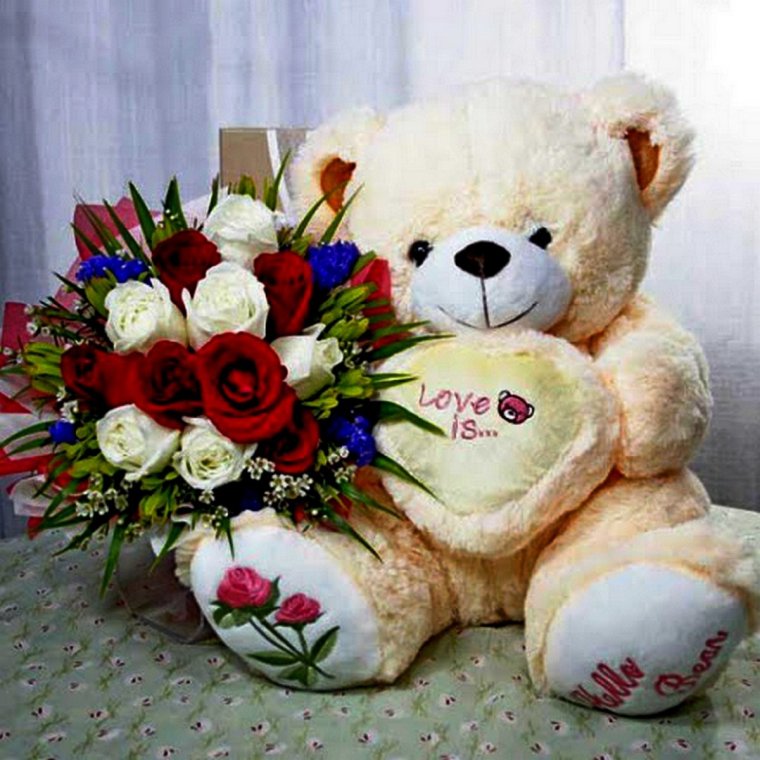 Красивые цветы с мягкой игрушкой