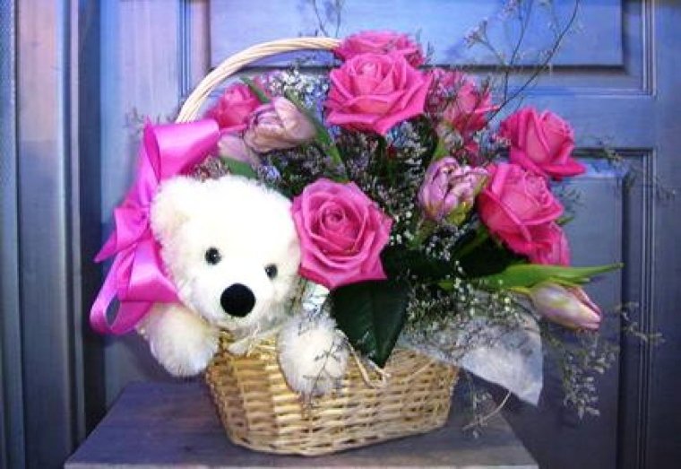 Корзина с розами и мишкой
