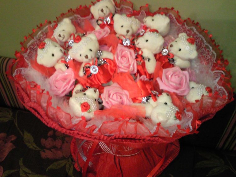 Букет роз и мишка
