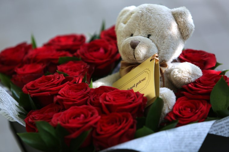 Мишка с цветами в машине