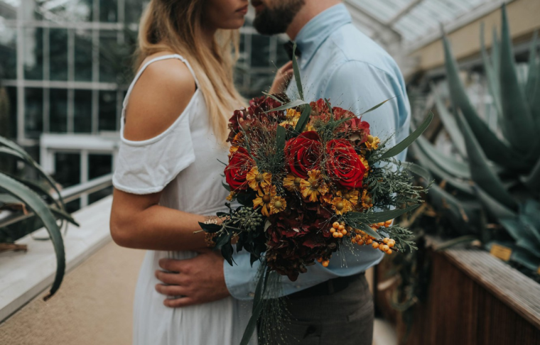 Мужчина с цветами