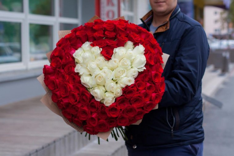 Мужчина с большим букетом цветов