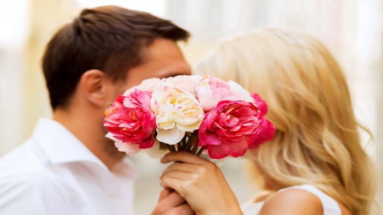 Девушка с цветами в руках