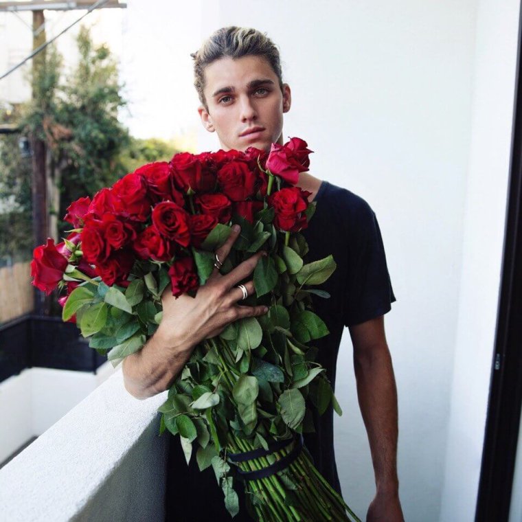 Парень с цветами