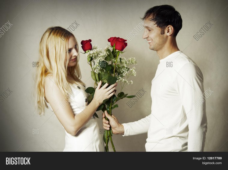 Парень дарит цветы