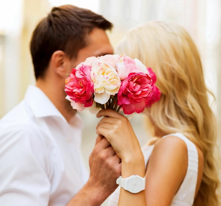Парень дарит девушке цветы