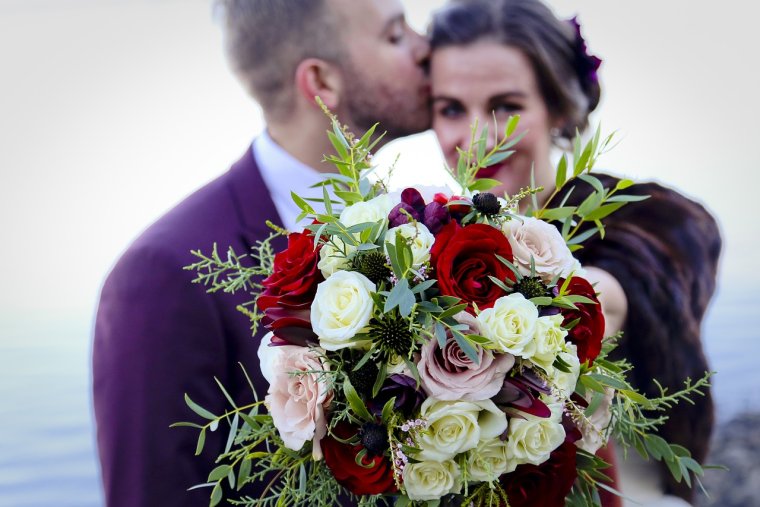 Жених и невеста с букетом