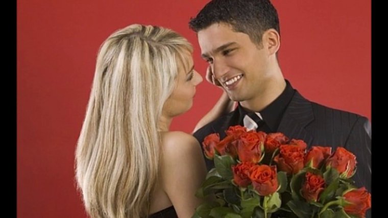 Мужчина и женщина с цветами