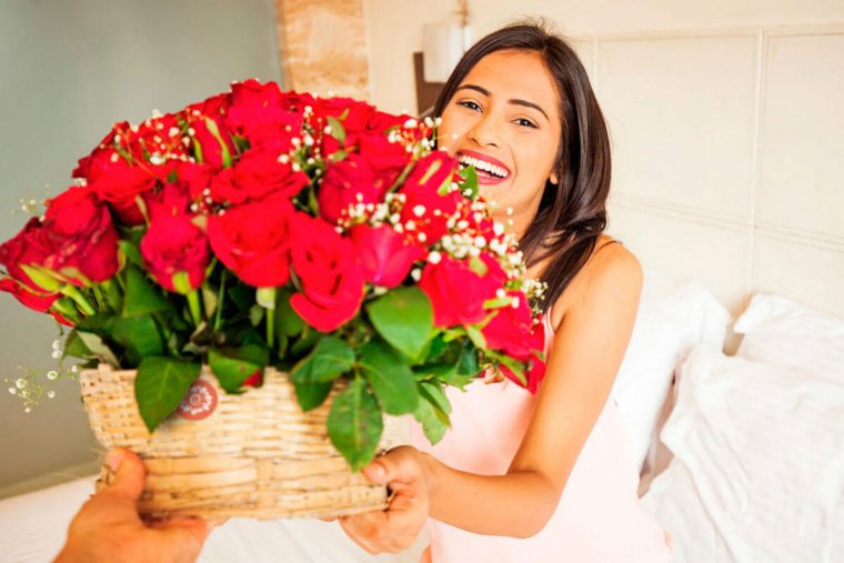 Женщина с букетом роз