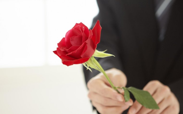 Мужская рука с цветами